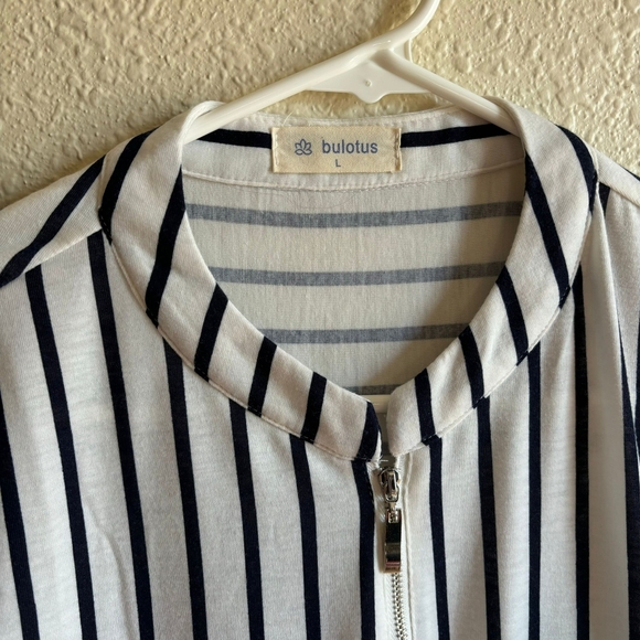 Bulotus Women's Top - Picture 3 of 3